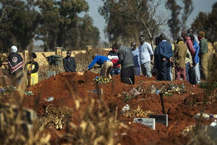 <p>Haber ajanslarının servis ettiği bu yeni kazılmış binlerce mezarın fotoğrafı Afrika'nın yaşadığı koronavirüs kabusunun boyutlarını ortaya çıkarırken dünyayı da şoke etti. Bu yeni kazılmış binlerce mezar Güney Afrika'nın başkenti Johannesburg'un hemen dışındaki Olifantsveil mezarlığından.</p>
