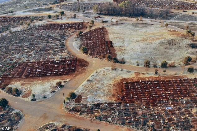 <p>Şimdiye kadar koronavirüs salgınından dünya geneline oranla daha az etkilenen Afrika'da vaka sayısı 1 milyonu geçti. Güney Afrika 500 bini aşkın vakayla öne çıksa da, kıtanın geri kalanında sağlık sisteminin yetersiz kalabileceği ülkeler endişe yaratıyor.</p>
<p>Afrika Birliği, kıta genelinde yaygın test yapılmaması nedeniyle gerçek durumun bilinmediğini hatırlatarak, "Agresif önlemler alınmalı" uyarısında bulundu.</p>