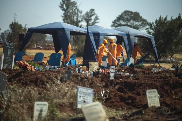 <p>Güney Afrika Tıbbi Araştırma Konseyi'nin açıkladığı rapora göre birçok koronavirüs ölümü kayıtlara bile geçirilmiyor.</p>

<p> </p>

<p>BBC'ye konuşan birliğin salgınla mücadele konusunda faaliyet gösteren organı Afrika Hastalık Kontrol ve Önleme Merkezi (CDC) yöneticisi Dr. John Nkengasong birçok ülkede yaygın test yapılmıyor olması nedeniyle, vaka sayısının tespit edilenden çok olmasından endişe ediyor.</p>
