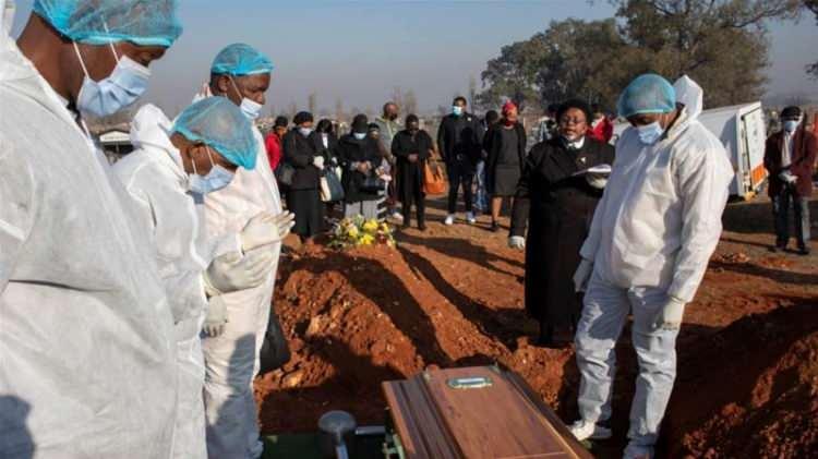<p>Dr. Nkengasong, Nijerya, Gana, Kenya, Sudan, Etiyopya, Zambiya ve Zimbabve'yi de yakından izlediklerini söylüyor.</p>
<p> </p>
<p>Kıtada 1 milyonu aşan vaka sayısının yarısı ise sadece Güney Afrika'da görülüyor.</p>