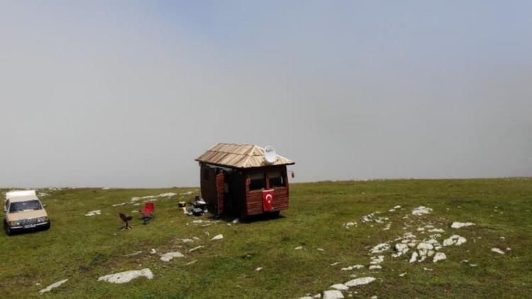 <p>'Pandemi döneminde otobüs şoförlüğü yaptığım için işlerimiz bozuldu. Bir yerden gelirimiz olmadığı için bir gün sabah kalktım moralim bozuktu. O sabah eşim bana ’Yıllar önce aldığımız minibüsü karavana çevirerek yaylaya gidelim’ dedi.'</p>
