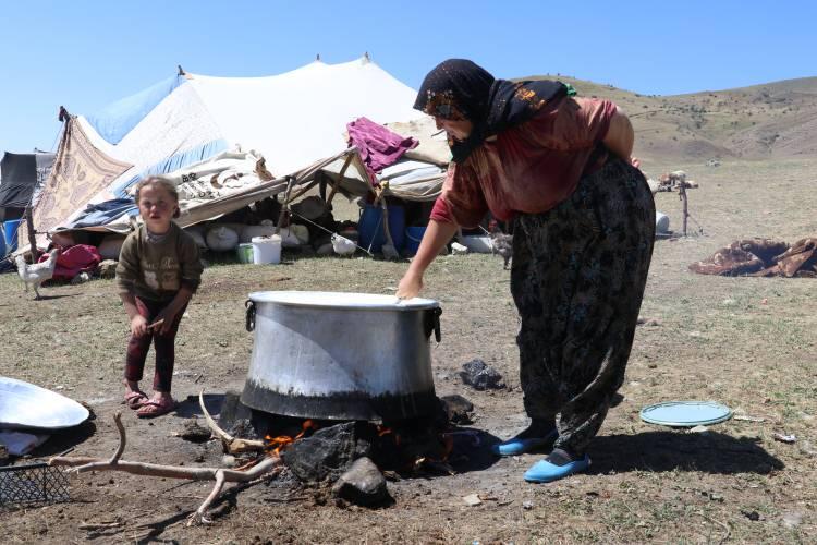 <p>Göçer kadınlar, eşlerinin sağdığı sütleri bidon ve kovalara doldurup eşeklerin sırtına yükleyerek, tekrar çadırlarını kurdukları bölgeye iniyor.</p>