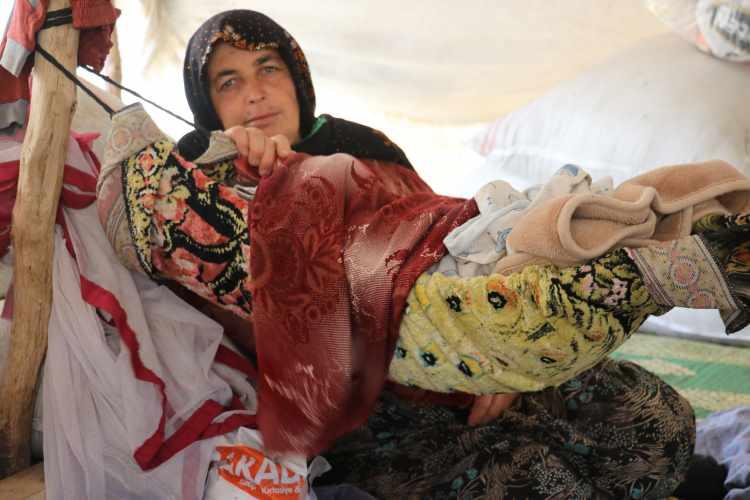 <p>- Satmak ve kışın tüketmek için peynir ile tereyağı üretiyorlar</p>
<p>Bin bir zahmetle getirdikleri sütleri tencerelere doldurup odun ateşinde pişiren emekçi kadınlar, ardından satmak ve kışın tüketmek için peynir ile tereyağı gibi süt ürünleri yapıyor.</p>