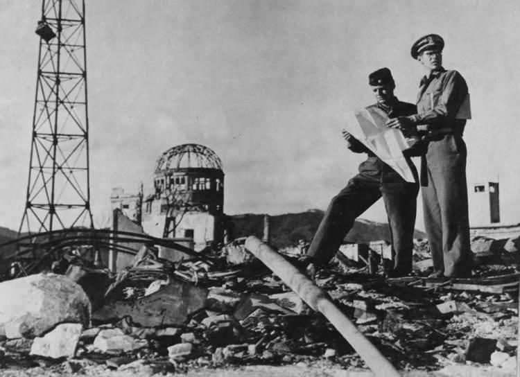 <p>1945’te bomba atıldıktan hemen sonra bölgeyi inceleyen Amerikan Ordusu’na mensup askerler.</p>
<p> </p>