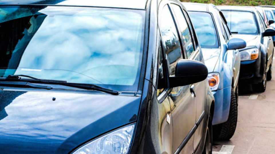 <p><strong>İLK ARAÇTA 5 BİN TL CEZA!</strong></p>
<p>İkinci El Motorlu Kara Taşıtlarının Ticareti Hakkında Yönetmelikte Değişiklik Yapılmasına Dair Yönetmelik de bir takım değişiklikler yapıldığını ve düzenlemenin son şeklinin Cumhurbaşkanı Erdoğan'ın masasında olduğunu ifade eden Konu, düzenlemeye göre yetki belgesi olmadan araç alım satım yapan kişiye ilk araçta 5 bin TL, satış işlemine devam etmesi halinde ise araç sayısına göre bu cezanın katlanarak artmasının öngörüldüğünü belirtti.</p>