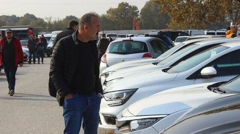 <p><strong>YETKİSİ OLMAYAN SANALDA DÜKKAN AÇMASIN</strong></p>

<p>Öte yandan Cumhurbaşkanı Erdoğan'ın da önüne giden düzenlemede ikinci el motorlu kara taşıtının satılması, satışından vazgeçilmesi veya taşıt teslim belgesinin süresinin sona ermesi halinde üç gün içinde ilanların yayından kaldırılması istenirken, internet ortamında satışa çıkarılan ikinci el araçlarla ilgili, işletmelerin üyeliğinden önce Bakanlığın internet sayfasından veya Bilgi Sisteminden yetki belgesi kontrolü yaparak yetki belgesine sahip olmayan işletmelerin elektronik ortamda mağaza açılışına izin verilmemesi, işletmelerin elektronik ortamdaki mağaza adı olarak yetki belgesindeki unvan veya işletme adını kullanmasının sağlanması isteniyor.</p>
