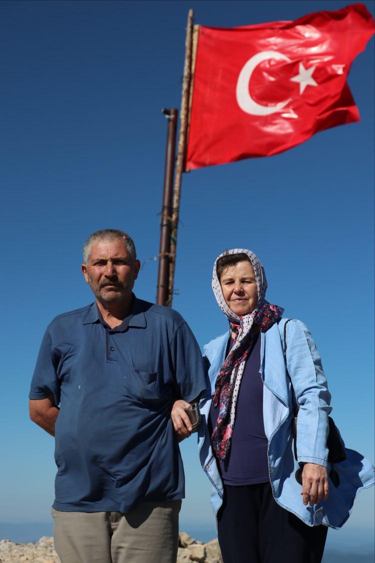<p>Kastamonu'da yaşayan 58 yaşındaki Mehmet Sarıcıoğlu, Ilgaz Dağı'nın zirvesine 20 yıl önce diktiği Türk bayrağının bakımını da özenle gerçekleştiriyor.</p>
