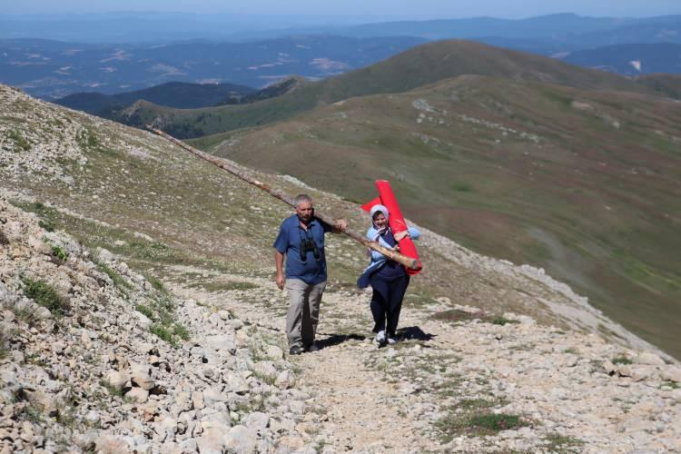 <p>Dağın 2 bin 587 metre ile en yüksek noktası olan Büyük Hacet Tepesi'ne Sarıcıoğlu tarafından 2000 yılında metal direk dikilerek Türk bayrağı asıldı.</p>
