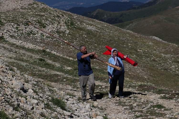 <p>Sarıcıoğlu ve eşi, tepede önce direği, ardından da Türk bayrağını yenisiyle değiştirdi.</p>