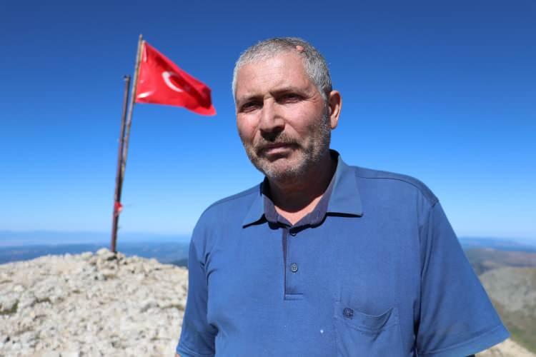 <p>Mehmet Sarıcıoğlu, AA muhabirine, 20 yıl önce Batı Karadeniz'in en yüksek tepesine Türk bayrağı astığını, 1-2 yıl aralıklarla bayrağı yenilediğini söyledi.</p>