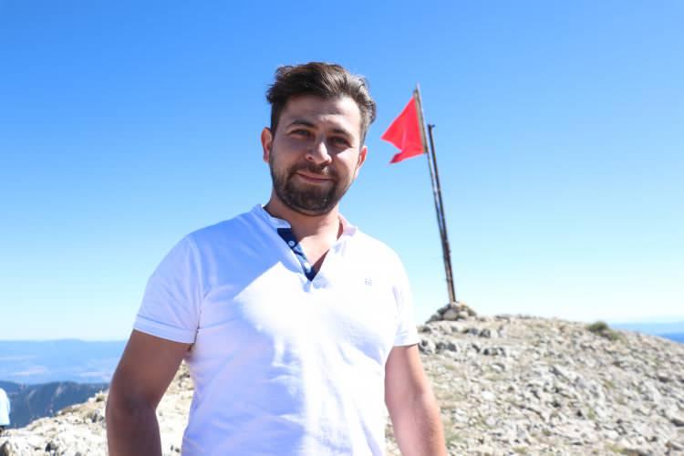<p>- "Bayrak şehidimizin kanı, çocuklarımızın geleceğidir"</p>
<p>Melike Sarıcıoğlu da eşinin nerede bir bayrak görse selam durduğunu dile getirdi.</p>
<p>Uzun uğraşlar sonucu tepeye ulaştıklarına işaret eden Sarıcıoğlu, "Bu kadar yol yürüdüğümü hatırlamıyorum. Yürüyemezdim. Kemik erimem var. Bayrağı nasıl taşıdığımı da bilmiyorum. 'Çanakkale geçilmez' diyen şehitlerimizin, Mustafa Kemal Atatürk ve bütün silah arkadaşlarının ruhu şad olsun. Allah güç, kuvvet, azim verdi." dedi.</p>