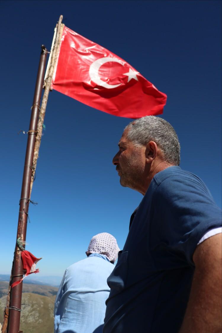 <p>Sarıcıoğlu, bayrağı asarken çok duygulandığını ifade ederek, "Yıllarca bizi koruyan, Türkiye'nin batısında, doğusunda askerlik yaparken canını veren, yavrularını öksüz bırakan o güzel evlatlarımız aklıma geldi. Bayrak şehidimizin kanı, çocuklarımızın geleceğidir. Bayrak göklerden inmesin, ezan sesleri dinmesin." diye konuştu.</p>