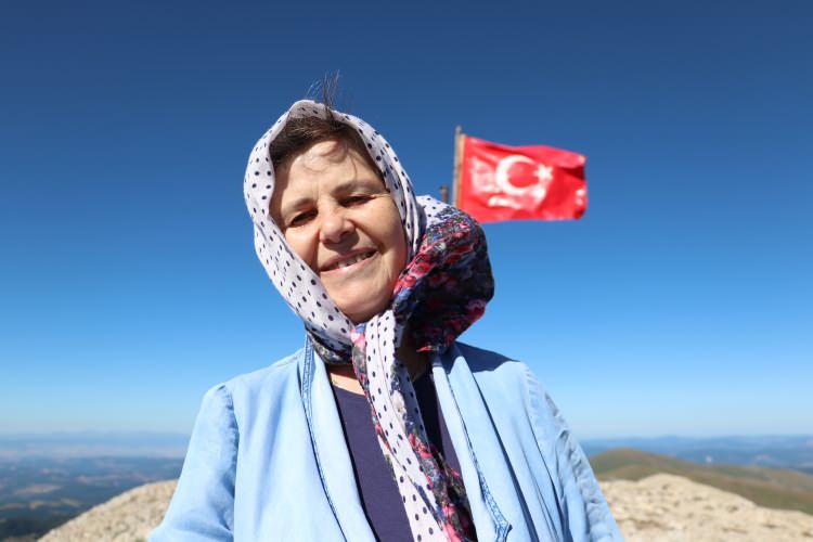 <p>"Tepeye çıkarken Sarıcıoğlu çiftini gördüm. 20 yıldır buranın bayraktarlığını yapıyorlarmış. Hiç üşenmeden buraya gelip bayrak dikiyorlar. Bayrak yıllardır burada dalgalanıyordu ama kimlerin getirdiğiyle ilgili bir düşüncemiz yoktu. Teyzemiz ve amcamız burada bayrağımızın dalgalanmasını sağlıyorlar."</p>