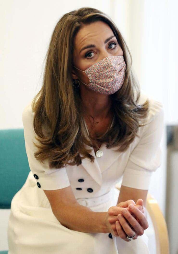 <p>Yaklaşık 1 ay önce ilk kez maske ile görüntülenen Kraliyet gelini Kate Middleton, bu sefer de yüzündeki kırışıklıklarla gündeme geldi. </p>
