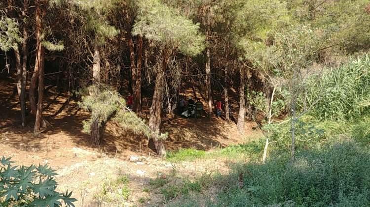 <p>Polis olayla ilgili araştırma yaparken baba Cengiz Karataş’ın ağaca asılmış cesedi İskenderun Şekere Mahallesinde ormanlık alanda bulundu.</p>