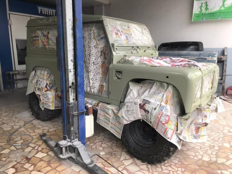 <p>Sakarya Üniversitesi makine bölümü mezunu Arslan, hurdaya çıkan ve çürümeye yüz tutmuş araçları ihale yöntemiyle satın alarak, Kışla Mahallesi'nde bulunan Sanayi Sitesi'ndeki 180 metrekarelik dükkanına getiriyor.</p>
<p> </p>