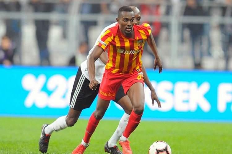 <p>ASLAN'DAN 4+1 FORMÜLÜ<br />
<br />
Galatasaray yönetimi, Beşiktaş'ın da peşinde olduğu Kayserisporlu Bernard Mensah için teklifini sundu. Maicon'ın satışından gelen parayı Ganalı futbolcunun transferine ayıran sarı-kırmızılı kulüp, Kayserispor'a 1 milyon Euro'nun yanında takas olarak Emre Taşdemir, Şener Özbayraklı, Ahmet Çalık ve Jimmy Durmaz'ı önerdi. (Sabah)</p>
