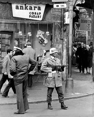 <p>İstiklal Caddesi (1970'li yıllar. Galatasaray)</p>

<p> </p>
