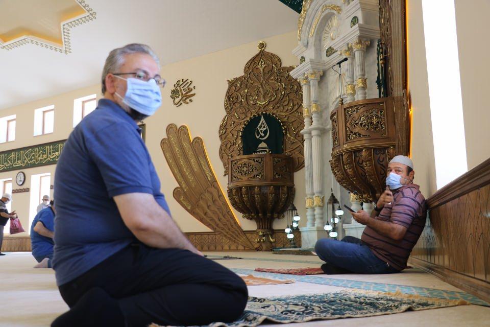 <p><strong>Ay Yıldız cami kentteki cenaze trafiğini azaltacak<br />
</strong><br />
Törende konuşan Sivas Belediye Başkanı Hilmi Bilgin, “Geride bıraktığımız Kurban Bayramının hemen arifesinde Fatih Sultan Mehmet Han hazretlerinin emaneti olan Ayasofya caminin 86 yıllık esaretine son verilmiş ve milletimizin yüreğinde kanayan bir yara olan Ayasofya hasreti Cumhurbaşkanımız Sayın Recep Tayyip Erdoğan’ın kararlı duruşuyla vuslata ermiştir. </p>