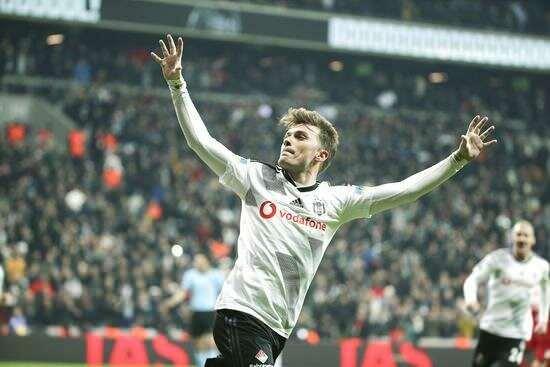 <p>ADEM LJAJIC</p>

<p>Takımı: Beşiktaş<br />
Güncel piyasa değeri: 8 milyon euro<br />
Düşüş: %33.3<br />
Fark: -4 milyon euro</p>
