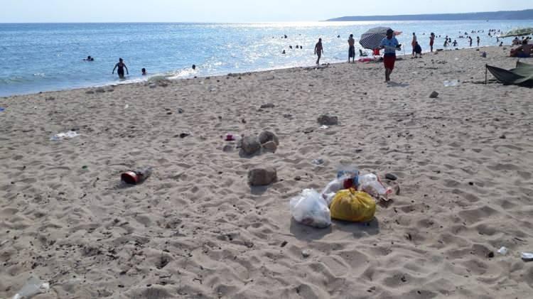 <p>Yol kenarlarından, kamp alanlarına ve hatta sahillere kadar birçok faklı yerlerde bırakılan ve çöp kutularına atılmayan poşet, karton, yiyecek ve içecek artıkları, bebek bezi, maske gibi çok farklı çöp çevre kirliliği oluşturdu.</p>
