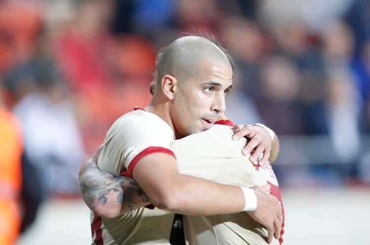 <p>Türk Telekom Stadı'nda Galatasaraylı yöneticilerle görüşen bir menajer, Sofiane Feghouli için Katar'dan 5 milyon euro'luk teklif getirdi. Feghouli, Katar ekibinin önereceği yıllık ücrete onay verirse Galatasaray Cezayirli futbolcuyu satacak. (FOTOMAÇ)</p>
