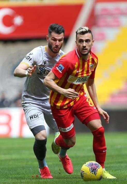 <p>ROBIN YALÇIN</p>
<p>Yaş: 26<br />
Mevkii: Orta saha</p>