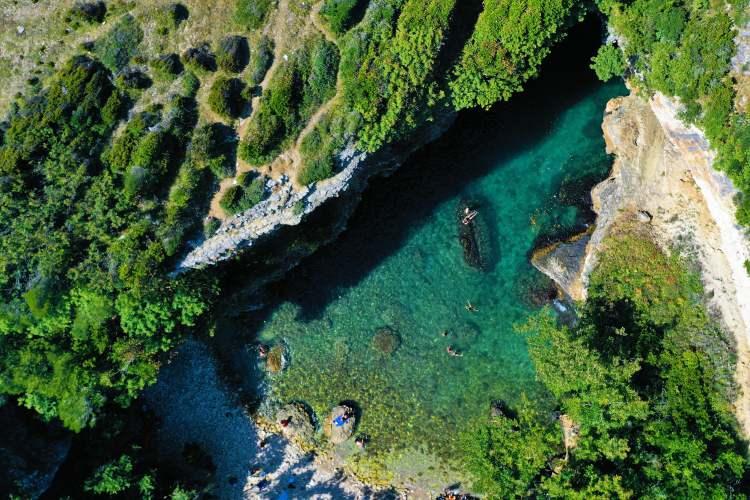 <p><strong>"Şile'den yarım saatte ulaşılabiliyor"</strong></p>

<p>Kandıra Turizm Derneği Başkanı Murat Güneş, AA muhabirine, Sardala Koyu'nun kanoyla gezmek, kamp yapmak ve fotoğraf çekmek isteyenlerin Kandıra'da en çok ziyaret ettiği noktalardan biri olduğunu söyledi.</p>
