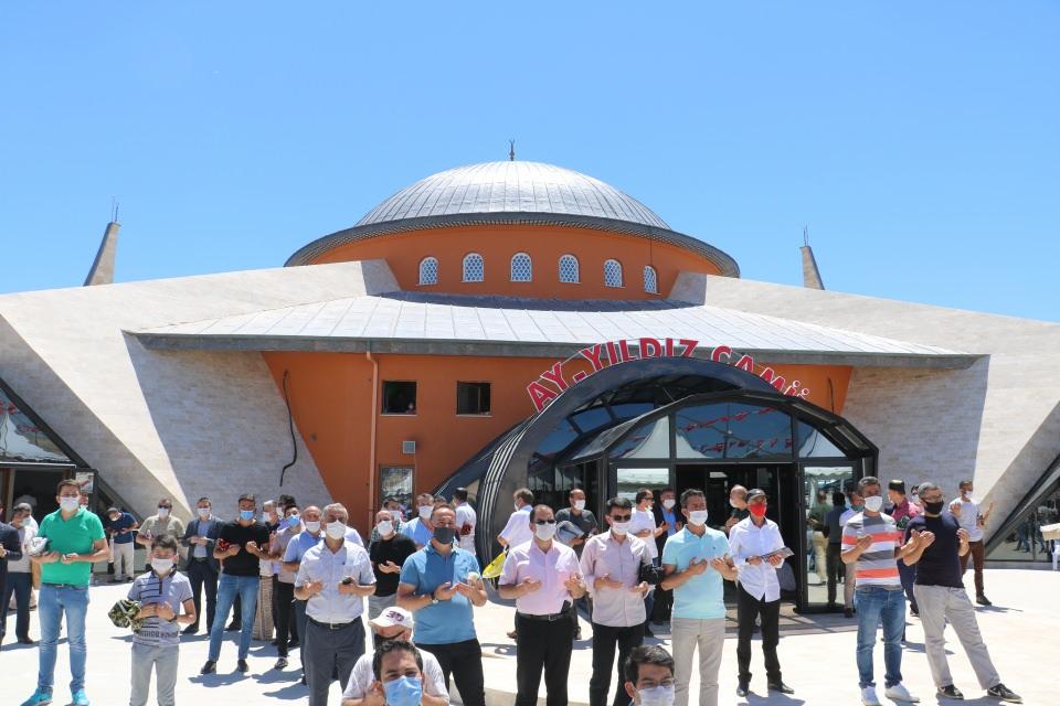 <p><strong>Ay Yıldız camide ilk cuma namazı</strong></p>
<p><br />
Sivas Valisi Salih Ayhan ise konuşmasında, caminin yapımında emek ve destek veren herkese teşekkür ettiğini belirterek, "Bugün Sivas’ımızda güzel bir caminin güzel bir mescidin açılışını yapıyoruz. Tabi bunun bir çok anlamı da var.</p>