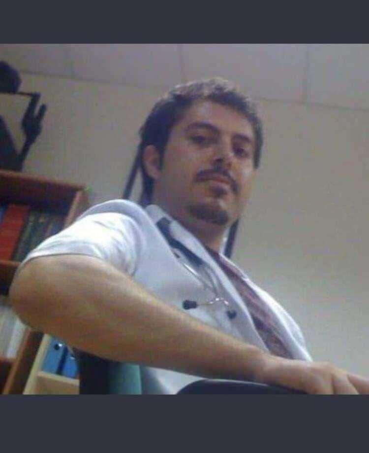<p>Alınan bilgiye göre, Osmaniye’de bir dönem AK Parti Osmaniye Kadın Kolları Başkan Vekilliği yapan Fatma Özlü’nün oğlu Psikiyatri Uzmanı Dr. Mustafa Özlü (35), korona virüs nedeniyle İstanbul'da tedavi gördüğü hastanede kurtarılamadı.</p>
<p> </p>