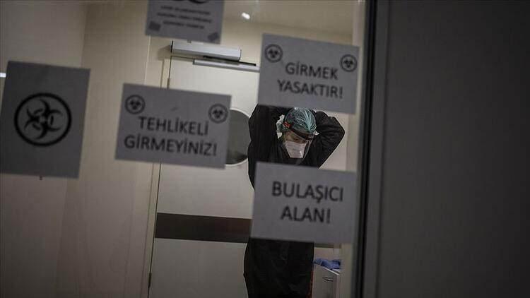 <p>"Virüse karşı sağlık çalışanları olarak ilk vakaların görüldüğü mart ayından beri ciddi anlamda mücadele ediyoruz. Salgınla mücadele hazırlıklarına ise hastanelerde ocak ayı sonunda başlamıştık. Acil servislerde koronavirüs mücadelesi tüm hızıyla devam ediyor. İnsanları sağlığına kavuşturmak için 7 gün 24 saat çalışan sağlık personellerini, bu görüntüler ciddi anlamda üzdü.</p>
<p> </p>