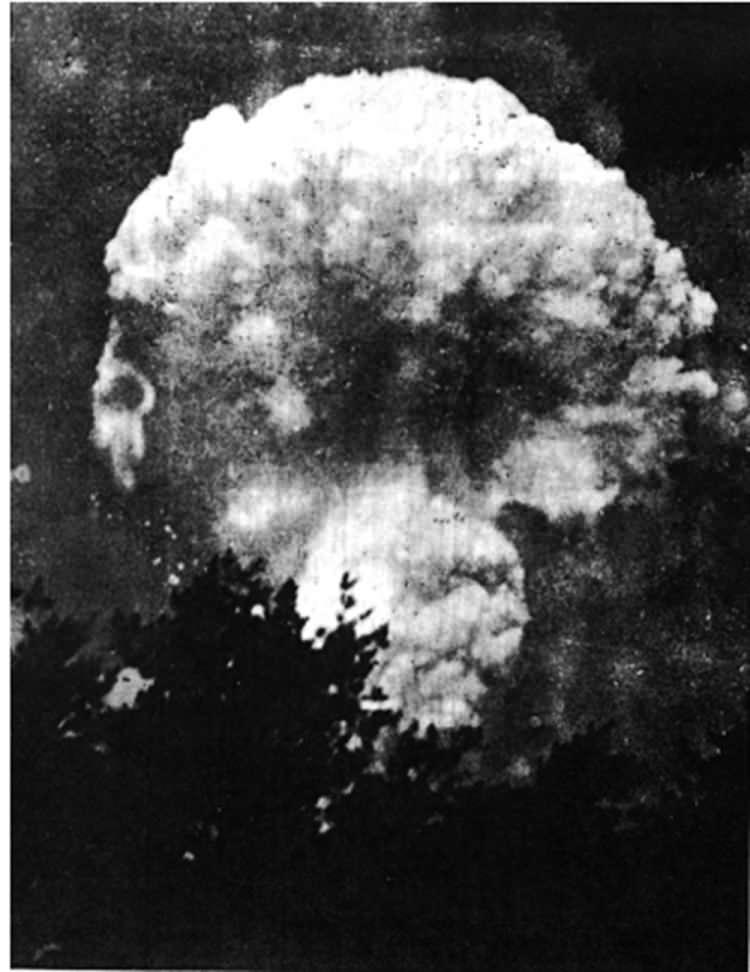 <p><strong>İnsanlığın kaybettiği yer: Hiroşima</strong></p>

<p>Batı Japonya’nın Çugoku bölgesinde bulunan Hiroşima, nükleer saldırıya maruz kalan ilk şehir olarak dünya tarihindeki yerini aldı. Tam 75 yıl önce bugün, yani 6 Ağustos’ta insanlık tarihine kara bir leke sürüldü.<br />
<br />
6 Ağustos 1945 Pazartesi günü II. Dünya Savaşı’nın son aşamasına gelindiğinde, saatler 08.15’i gösterirken Amerika Birleşik Devletleri ‘Enola Gay’ adlı B-29 bombardıman uçağından bıraktığı Uranyum-235 tipi ‘Little Boy’ (Küçük Oğlan) isimli atom bombasıyla nükleer saldırıyı gerçekleştirdi. Atom bombası ’Little Boy’, Hiroşima’ya tam 43 saniyede düştü ve saatler 08.16’yı gösterirken yaklaşık 600 metre yükseklikte patladı.<br />
<br />
Kaynak: NTV</p>

