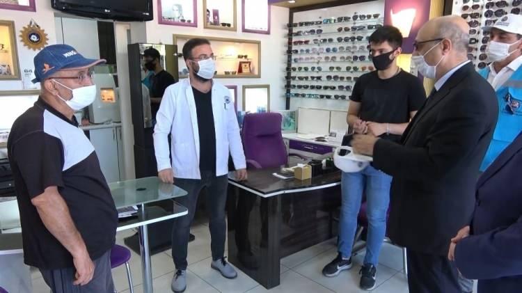 <p>İçişleri Bakanlığınca 81 il valiliğine gönderilen "Covid-19 tedbirleri" konulu ek genelgeye göre, salgınla mücadelede yeni bir uygulamaya geçildi ve Kırıkkale pilot il seçildi. Valilik bünyesinde salgın denetim faaliyetlerinin tek elden yönetildiği "İl Salgın Denetim Merkezi" (İSDEM) ekiplerince, kent genelinde maske, sosyal mesafe ve hijyen denetimlerine başlandı.<br />
 </p>
