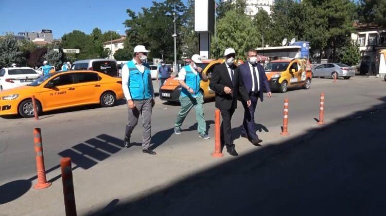 <p>Korona virüs denetimlerine katılan İl Salgın Denetim Merkezinden sorumlu Vali Yardımcısı Mehmet Ercan Aslantaş, Türkiye genelinde İçişleri Bakanlığının genelgesi doğrultusunda ‘herkes için sağlık için’ kampanyası adı altında bütün kamu kuruluşlarının sorumluları, Sivil Toplum Temsilcileri ve İSDEM ekiplerince, maske, hijyen ve sosyal mesafe kontrolü yaptıklarını söyledi.<br />
</p>