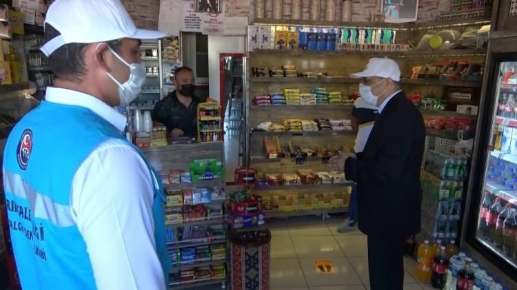 <p>"3 kez kural ihlali yapan işletme men edilecek"</p>
<p>Kırıkkale’nin pilot il seçildiğini ifade eden Aslantaş, “Bundan 3 gün önce Kırıkkale pilot il seçildi. Şimdi denetimlerimiz 2 farklı ekip tarafından yapılıyor. Uyarıcı denetim ekipleri gördükleri ihlalleri veri tabanı sistemine işliyorlar. Veritabanı sisteminde 2 kere ihlali görülenler sistem tarafından otomatik olarak idari para cezasına çarptırılacaklar. İşletmelerde de aynı şey söz konusu. Eğer işletmelerde bu 3 kere art arda olursa faaliyetten men cezasına kadar bu işin sonu gidiyor. Memnuniyetle şunu görüyoruz ki esnafımız sokaktaki vatandaşlarımız bizimle iş birliği yapıyor. Hatta bunu daha sık yapmamaızı bize söylüyorlar” şeklinde konuştu.</p>