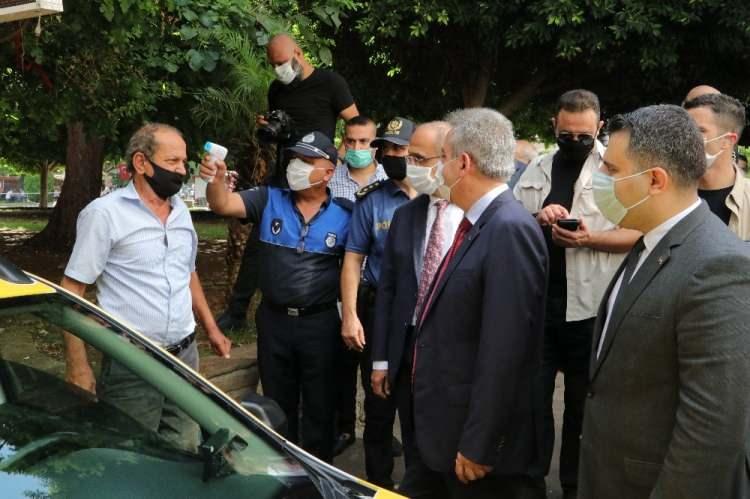 <p>İçişleri Bakanı Süleyman Soylu’nun ‘Türkiye geneli sıkı denetim yapacağız’ açıklamasının ardından bugün sabah Adana’da maske ve sosyal mesafe denetimleri başladı. Adana Valisi Süleyman Elban’ın nezaretinde başlayan denetimlerde vatandaşlar maske ve mesafe konusunda uyarıldı. Vali Elban, "Şuanda hastanelerimizde ki hasta sayımız çok az düzeyde. Bunların entübe olanı ve yoğun bakımda olan sayıları çok az zaten. Şuan için bir risk ve sıkıntımız yok" dedi.<br />
 </p>
