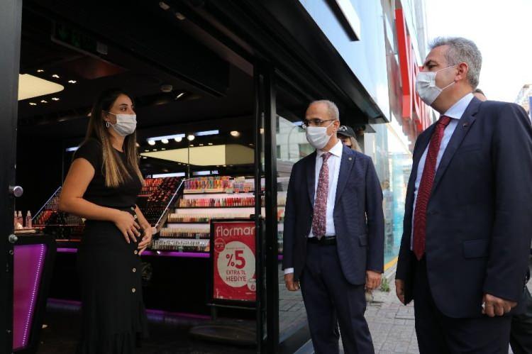 <p>“Maske ve mesafe kurallarına insanların uymasında yarar var”</p>
<p>Burada gazetecilere açıklamalarda bulunan Adana Valisi Süleyman Elban, “Sağlık Bakanlığı’mızın son dönemde dikkat çeken uyarıları var. 20-25 günden bu yana binin altında olan vaka sayısı son birkaç gündür binin biraz üzerine çıktı. Onun içinde yaklaşık 4-5 aydan bu yana ciddi tedbirler uyguluyoruz ve hepimiz fedakarlıkta bulunduk. Verilen emeğin heba olmaması lazım. Bu uyarıları ciddiye almak ve önümüzdeki dönemi de en az sıkıntıyla atlatmak için maske ve mesafe kurallarına insanların uymasında yarar var. İnsanlar zaman zaman unutabilir ama bizler sahadayız hatırlatmak için. İnşallah daha önceki dönemde alınan kararlara vatandaşlarımız genel anlamda uymuşlardı. Bu önümüzdeki dönemi de alınan kararlar doğrultusunda iyi bir başarıyla atlatacağımızı düşünüyorum” diye konuştu.</p>