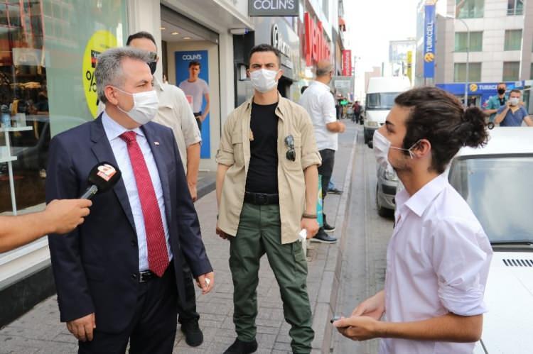 <p>“Şuan için bir risk ve sıkıntımız yok”</p>

<p>Adana genelinde ki hastanelerin dolu olmadığından da bahseden Vali Elban, “Herhangi bir sıkıntımız yok. Şuanda hastanelerimizde ki hasta sayımız çok az düzeyde. Bunların entübe olanı ve yoğun bakımda olan sayıları çok az zaten. Şuan için bir risk ve sıkıntımız yok Allah’a şükür” diye konuştu.</p>
