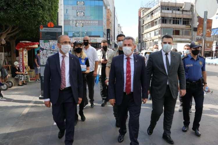 <p>“Tek ceza 900 lira”</p>
<p>Maske takılmama konusunda uygulanacak cezai işlemleri de anlatan Adana Valisi Süleyman Elban, “İnsanlarımızı maske konusunda takmaları konusunda uyarıyoruz. Esas amacımız insanlarımızın maske takması. Ceza kesmek değil. Biz vatandaşlarımızın sağlığı açısından kurallara uymalarını sık sık hatırlatıyoruz. Son çare olarak kural gereği cezai işleme başvuruyoruz. Tek ceza 900 lira olarak belirledik. Türkiye çapında da tek ceza olarak belirlendi. Bizim esas amacımızım ama insanların kurallara uyması ” ifadelerini kullandı.</p>