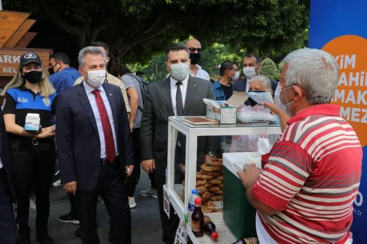 <p>Vali Elban denetimler sırasında vatandaş ve esnaflarla da sohbet etti.</p>

<p>Öte yandan Adana Sanayi ve Teknoloji İl Müdürlüğü koordinesinde Trafik Denetleme Şube Müdürlüğü ve Adana Büyükşehir Belediyesi Zabıta Daire Başkanlığı ekipleriyle birlikte otobüs, dolmuş ve taksi denetimleri yapıldı. Denetimlerin gün boyu devam edeceği öğrenildi.</p>
