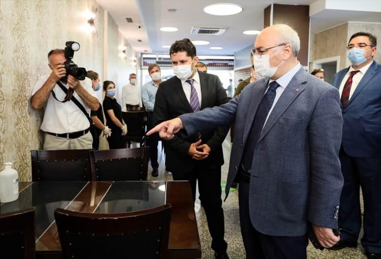 <p>İzmir'de İçişleri Bakanlığının valiliklere gönderdiği "Koronavirüs Denetimleri" konulu genelge kapsamında kent genelinde pazarlar, iş yerleri, marketler, toplu taşıma araçları, lokantalar ve kafeteryalarda denetim yapıldı. İzmir Valisi Yavuz Selim Köşger (sol 2) denetimlere katıldı.</p>