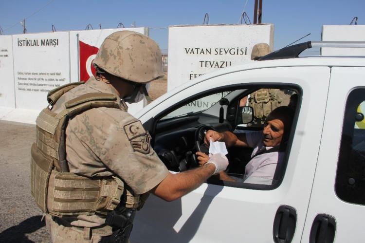 <p>İçişleri Bakanı Süleyman Soylu, tüm Türkiye’de korona virüs denetimi yapılacağını dün sosyal medya hesabından açıklamıştı. Bakan Soylu, denetimin bugüne kadar yapılan en yoğun denetim olacağını belirtmişti. İçişleri Bakanlığının valiliklere gönderdiği korona virüs denetimleri konulu genelge kapsamında kent genelinde pazarlar, iş yerleri, marketler, toplu taşıma araçları, alışveriş alanları, lokantalar, kafeteryalar ve taksilerde denetimler yapılmaya başlandı.<br />
 </p>
