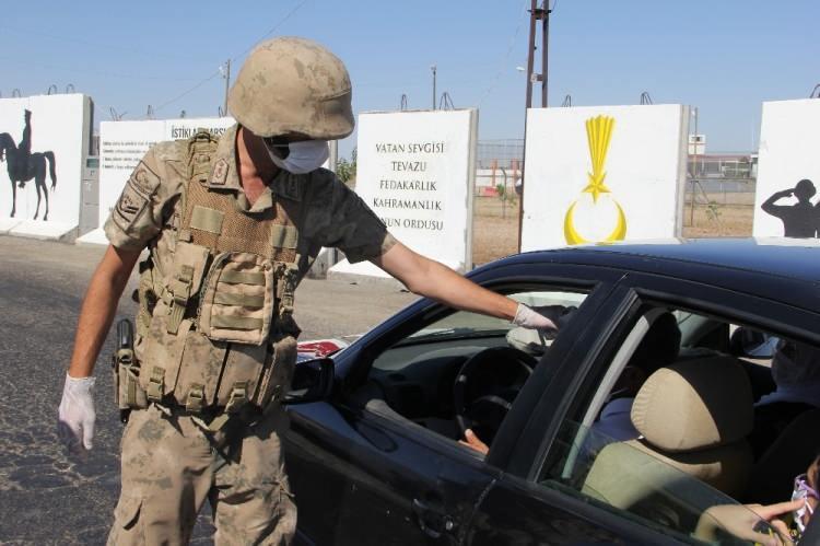 <p>Ekipler ateş ölçümü, mesafe ve maske kontrolü yaptıktan sonra vatandaşlara kolonya ikram etti.</p>