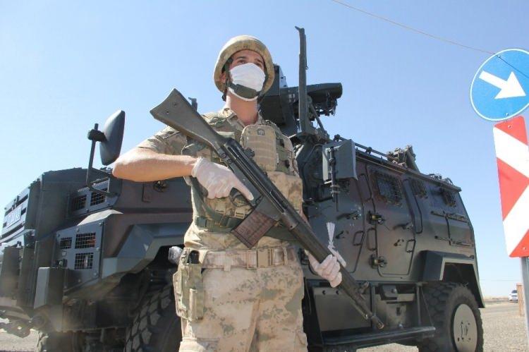 <p>Seyahate çıkan vatandaşlardan Şahin Gedik, kurallara uyduğunun ve herkesin kurallara uyması gerektiğini hatırlatarak, hastanede zor süreçlerin geçtiğini söyledi. Gedik, "Özellikle Diyarbakır’da vakalar çok arttı. Tabi ki insanların evde kalması ve tedbirlere uyması daha iyi olur, erken atlatabiliriz. Ama tabi insanlarında çalışması lazım, haliyle sıkıntılı süreç yaşıyoruz. Sosyal mesafe, maske, toplu yaşam yerlerinde dikkatli olmamız gerekiyor. Uyalım insanlar çok zor durumda hastanelerde sıkıntılı süreçler var" dedi.</p>