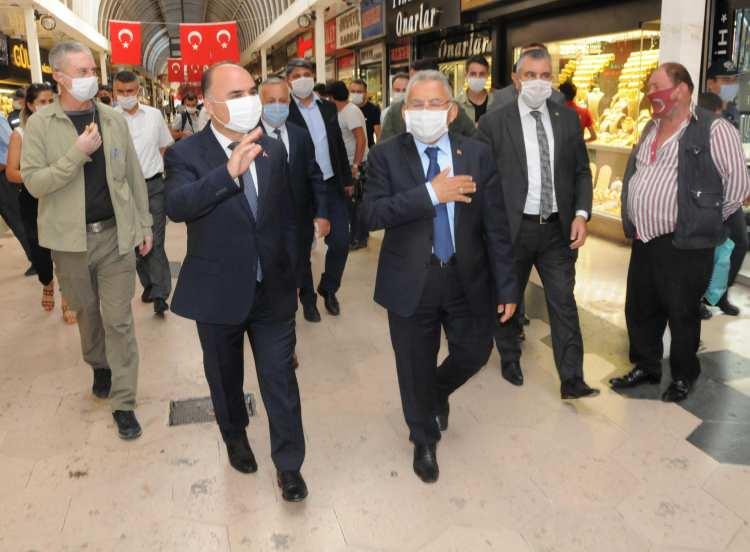 <p>KAYSERİ'de, Vali Şehmus Günaydın ve Büyükşehir Belediye Başkanı Memduh Büyükkılıç, şehir merkezinde maske ve sosyal mesafe denetimi yaptı. Vali Günaydın, "Bugünkü amacımız, vatandaşa ceza yazmak değil. Bizim amacımız, farkındalık oluşturmak" dedi.<br />
</p>