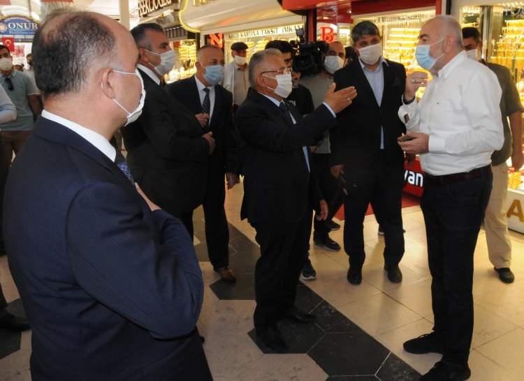 <p>Türkiye genelinde bugün gerçekleştirilen denetimler kapsamında, Kayseri'de de ekipler sahaya indi. Vali Şehmus Günaydın ve Büyükşehir Belediye Başkanı Memduh Büyükkılıç da farkındalık oluşturmak amacıyla denetimlere katıldı. Kazancılar Çarşısı, 27 Mayıs Caddesi ve Kapalı Çarşı gibi alışverişin yoğun yapıldığı alanlarda denetim yapan Vali Günaydın ve Başkan Büyükkılıç, kurallara uyulması konusunda vatandaşı ve esnafı uyardı.<br />
</p>
