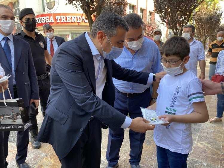 <p>İçişleri Bakanlığı tarafından 81 ilin valiliğine gönderilen genelgeye bağlı olarak Düzce’de de yüzlerce polis ve jandarmanın katılımı ile denetimler gerçekleştirildi. “Sağlık için hepimiz için” sloganı ile yapılan denetimlerde esnaflar protokol tarafından tek tek denetlendi.<br />
</p>