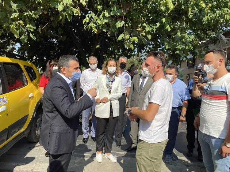 <p>İçişleri Bakanlığı tarafından sağlık için hepimiz için sloganı ile ülke genelinde eş zamanlı korona virüs denetimi gerçekleştirildi. Düzce’de de Vali Cevdet Atay başta olmak üzere il protokolünün katıldığı denetimlerde restoranlar, kafeler, berber salonları, kuyumcular, bankalar, kahvehaneler, lokantalar, iletişim merkezleri, giyim alanları tek tek denetlendi. Düzce Valisi Cevdet Atay, denetim esnasında denk geldiği çocukların neden maske taktığını sorması üzerine, “Korona virüsten korunmak için” cevabını alınca, Vali Atay, “Ne güzel bilinç oluşmuş teşekkür ederiz” dedi. Cadde üzerinde denetim yapan Vali Atay, karşılaştığı bir yaşlı adama, “Maskeyi takalım sağlığınız için” diyerek maske takılmasını talep etti. Yaşlı adam ise maskeyi takarak Vali Atay’a teşekkür etti. Vali Atay, cadde üzerinde karşılaştığı bir başka çocuk ile girdiği diyalogda çocuğa neden maske taktığını sordu. Çocuk ise korona virüs salgını nedeni ile maske taktığını dile getirdi. Vali Atay, çocuğa maske hediye etti.<br />
 </p>
