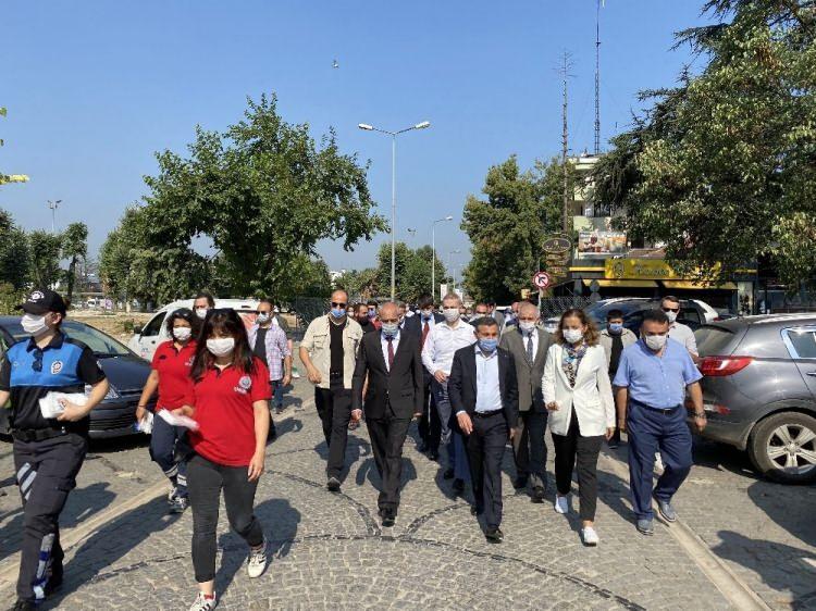 <p>Vali Atay: “Vatandaşımız çok duyarlı”<br />
Ülke genelinde eş zamanlı olarak başlatılan Korona virüs denetimine Düzce’de de tüm bürokratlar olarak gerçekleştirdiklerini dile getiren Düzce Valisi Cevdet Atay, “Sayın Bakanımızın talimatıyla İl olarak bürokratlar olarak vatandaşımızın yanında olmak için hep beraber sahadayız. Esnafları, iş yerlerini, marketleri, toplu taşıma alanlarını geziyoruz. Şunu gördüm vatandaşımız çok duyarlı. Hem kendi sağlıklarını hem diğer iş kollarında uğraşan insanların sağlığı için duyarlı. Ben bu duyarlılık için Düzce halkına çok teşekkür ediyorum” şeklinde konuştu.<br />
Atay, ayrıca Düzce’de artan vak’a sayılarının denetimler sonrasında azalmaya geçeceğini belirtti. Vali Atay ve beraberindeki heyet açıklamaların ardından denetimlerine devam etti.</p>

<p>06.08.2020 11:33 Tekirdağ'da Kovid-19 tedbirleri denetimi <a href="http://185.195.230.230/agency_pool/aa_images/2020/32/7039fa00a45ce1accbb09662852aff456edb51db.jpg"> </a></p>
