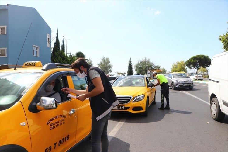 <p>İçişleri Bakanlığının valiliklere gönderdiği "Koronavirüs Denetimleri" konulu genelge kapsamında Tekirdağ, genelinde bankalar, iş yerleri, marketler, toplu taşıma araçları, alışveriş alanları, lokantalar, kafeteryalar, taksiler ve otobüslerde denetimler yapılıyor.</p>